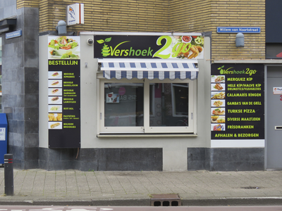 907486 Gezicht op de onlangs geopende kiosk van de 'Vershoek 2 Go -afhalen & bezorgen', in het pand Willem van ...